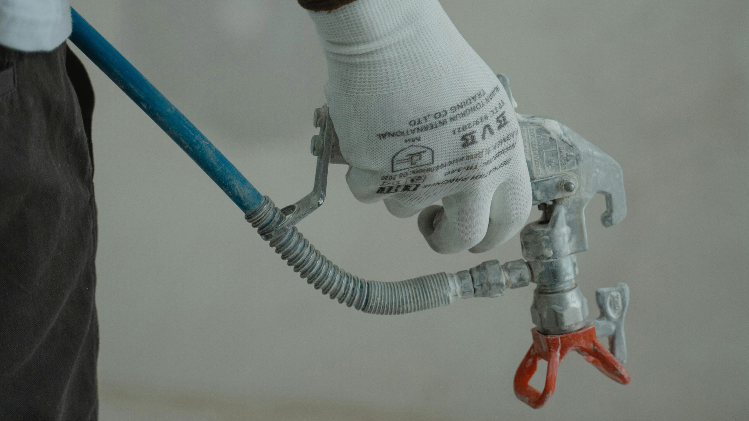 Sprøjtepistol i brug under professionelt malerarbejde